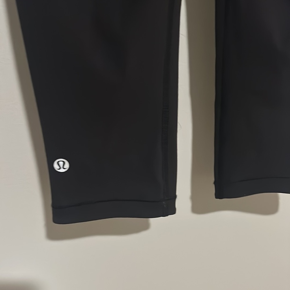 size 4 lulu capris - Picture 3 of 3